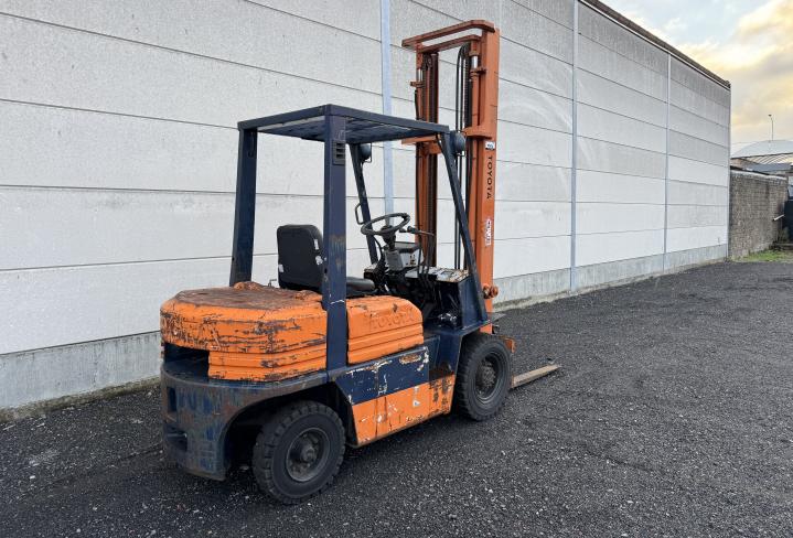 Toyota 02-5FD25 diesel heftruck met 2.5 ton hefvermogen en duplex mast van 4.5 meter: #Toyota02FD25 - #ToyotaHeftruck - #DieselHeftruck - #2TonHeftruck - #DuplexMast - #HeftruckTeKoop - #HeftruckVerhuur - #TweedehandsMaterieel - #GereviseerdeHeftruck - #BetrouwbareMachines- #IndustrieelMaterieel #UniekeKans #SterkEnBetrouwbaar FORX BEST HEFTRUCKDEALER TRANSPORT HEFTRUCK CHARIOT A VENDRE FORKLIFT FOR SALE