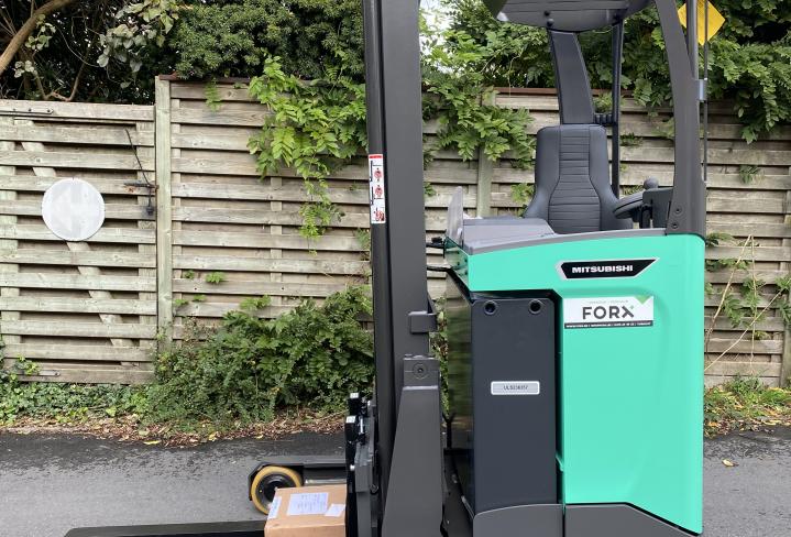 NIEUWE ATLET BT MITSUBISHI REACHTRUCK 6300 mm 6.3T INTERN TRANSPORT 1200 KG 1.2T 1600 KG 1.6T TRIPLEXMAST 6.3M SMALLE GANGPADBREEDTE S3 STABILITEITSHULPSYSTEEM BATTERIJ EN LADER ELEKTRISCHE REACHTRUCK VOOR UW MAGAZIJN VERKOOP VERHUUR FORX HEFTRUCK REACHTRUCK STAPELAAR TRANSPALLET CHARIOT TE KOOP A VENDRE FORX dekoninck piet FORX HEFTRUCK 