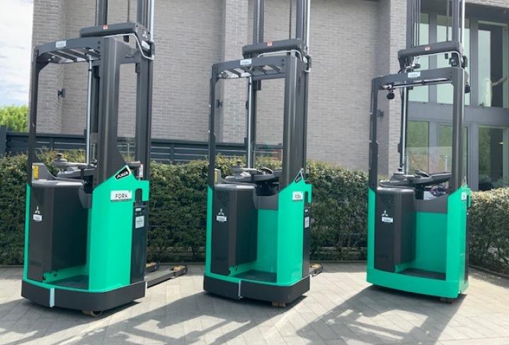 Mitsubishi SBR16N2 instaande stapelaar elektrische stapelaar transpallet reachtruck FORX Transport heftrucks FORX verkoop heftruck forklift sale chariot a vendre FORX Transport heftruck Forklift  Dit maakt hem bijzonder geschikt voor snel transport over middellange en lange afstanden waar hoge doorvoersnelheden vereist zijn. Dankzij de initiële heffing is het voertuig ook geschikt voor het laden en lossen van vrachtwagens