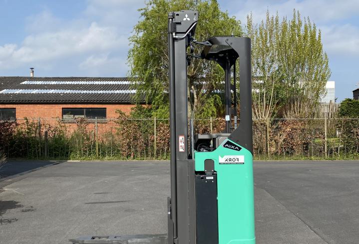 Mitsubishi SBR16N2 instaande stapelaar elektrische stapelaar transpallet reachtruck FORX Transport heftrucks FORX verkoop heftruck forklift sale chariot a vendre FORX Transport heftruck Forklift  Dit maakt hem bijzonder geschikt voor snel transport over middellange en lange afstanden waar hoge doorvoersnelheden vereist zijn. Dankzij de initiële heffing is het voertuig ook geschikt voor het laden en lossen van vrachtwagens
