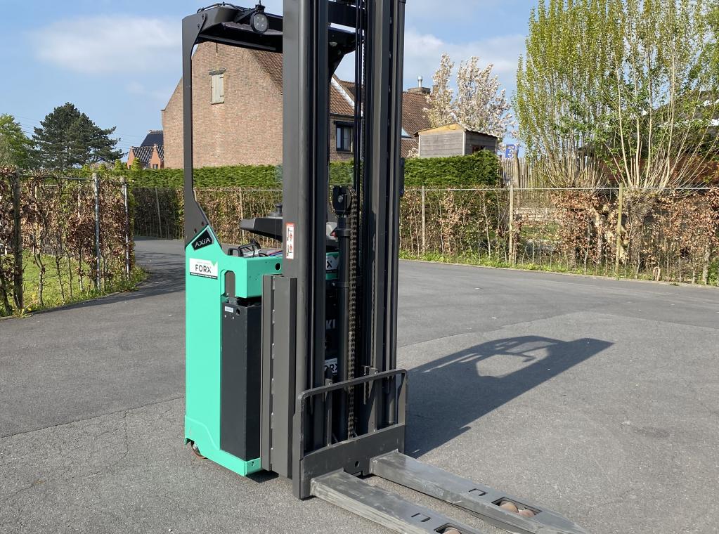 Mitsubishi SBR16N2 instaande stapelaar elektrische stapelaar transpallet reachtruck FORX Transport heftrucks FORX verkoop heftruck forklift sale chariot a vendre FORX Transport heftruck Forklift  Dit maakt hem bijzonder geschikt voor snel transport over middellange en lange afstanden waar hoge doorvoersnelheden vereist zijn. Dankzij de initiële heffing is het voertuig ook geschikt voor het laden en lossen van vrachtwagens