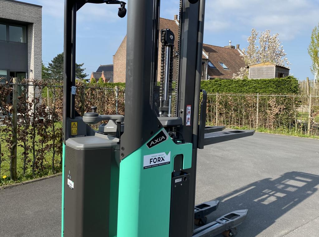 Mitsubishi SBR16N2 instaande stapelaar elektrische stapelaar transpallet reachtruck FORX Transport heftrucks FORX verkoop heftruck forklift sale chariot a vendre FORX Transport heftruck Forklift  Dit maakt hem bijzonder geschikt voor snel transport over middellange en lange afstanden waar hoge doorvoersnelheden vereist zijn. Dankzij de initiële heffing is het voertuig ook geschikt voor het laden en lossen van vrachtwagens