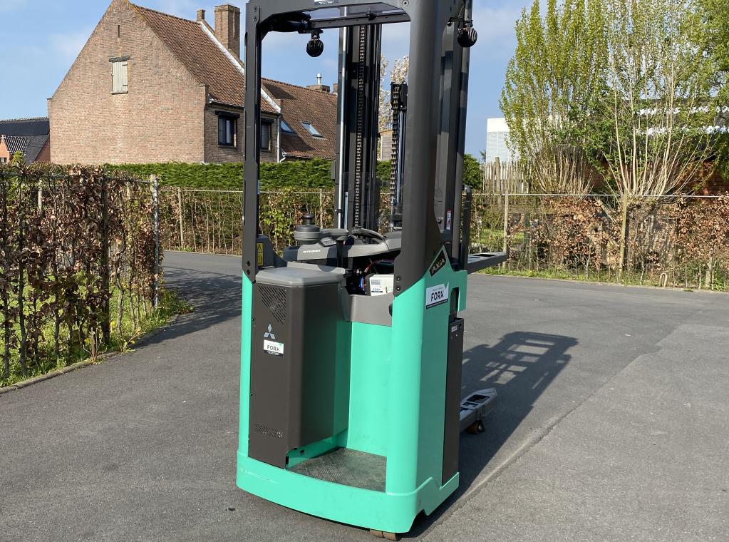 Mitsubishi SBR16N2 instaande stapelaar elektrische stapelaar transpallet reachtruck FORX Transport heftrucks FORX verkoop heftruck forklift sale chariot a vendre FORX Transport heftruck Forklift  Dit maakt hem bijzonder geschikt voor snel transport over middellange en lange afstanden waar hoge doorvoersnelheden vereist zijn. Dankzij de initiële heffing is het voertuig ook geschikt voor het laden en lossen van vrachtwagens