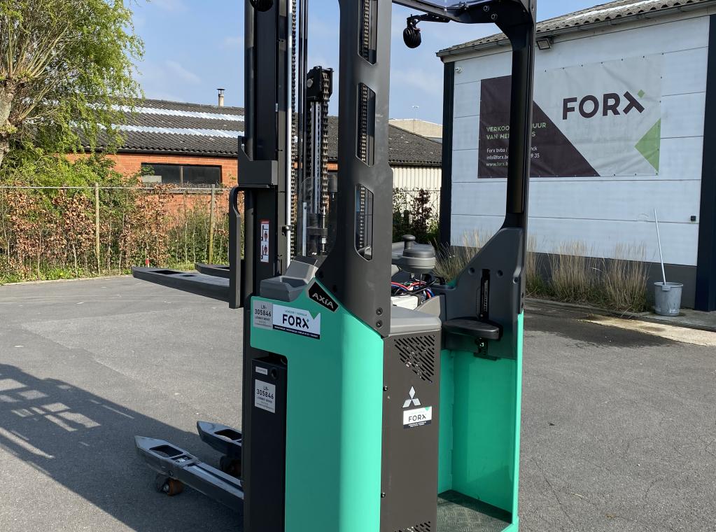 Mitsubishi SBR16N2 instaande stapelaar elektrische stapelaar transpallet reachtruck FORX Transport heftrucks FORX verkoop heftruck forklift sale chariot a vendre FORX Transport heftruck Forklift  Dit maakt hem bijzonder geschikt voor snel transport over middellange en lange afstanden waar hoge doorvoersnelheden vereist zijn. Dankzij de initiële heffing is het voertuig ook geschikt voor het laden en lossen van vrachtwagens