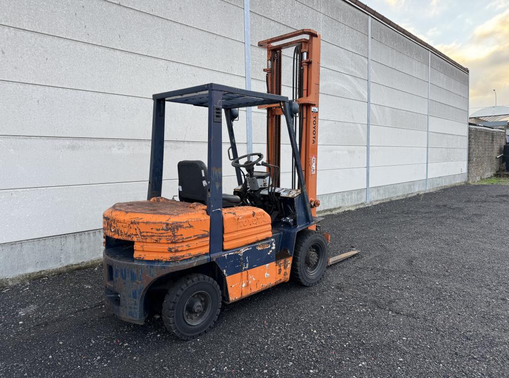 Toyota 02-5FD25 diesel heftruck met 2.5 ton hefvermogen en duplex mast van 4.5 meter: #Toyota02FD25 - #ToyotaHeftruck - #DieselHeftruck - #2TonHeftruck - #DuplexMast - #HeftruckTeKoop - #HeftruckVerhuur - #TweedehandsMaterieel - #GereviseerdeHeftruck - #BetrouwbareMachines- #IndustrieelMaterieel #UniekeKans #SterkEnBetrouwbaar FORX BEST HEFTRUCKDEALER TRANSPORT HEFTRUCK CHARIOT A VENDRE FORKLIFT FOR SALE