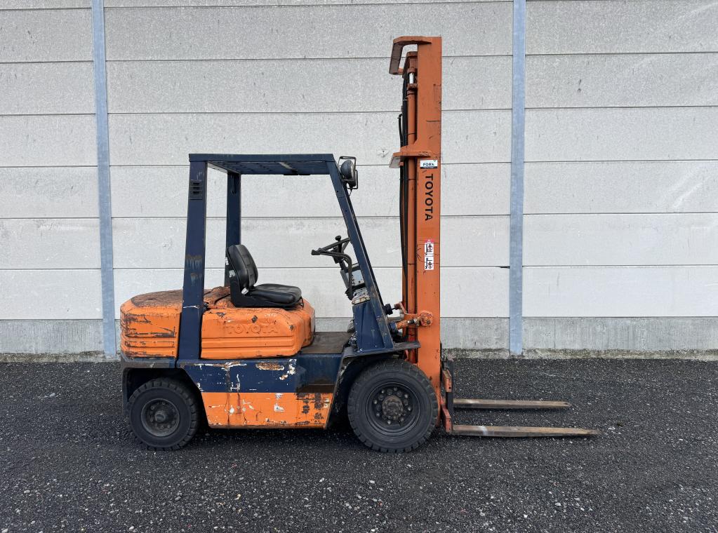 Toyota 02-5FD25 diesel heftruck met 2.5 ton hefvermogen en duplex mast van 4.5 meter: #Toyota02FD25 - #ToyotaHeftruck - #DieselHeftruck - #2TonHeftruck - #DuplexMast - #HeftruckTeKoop - #HeftruckVerhuur - #TweedehandsMaterieel - #GereviseerdeHeftruck - #BetrouwbareMachines- #IndustrieelMaterieel #UniekeKans #SterkEnBetrouwbaar FORX BEST HEFTRUCKDEALER TRANSPORT HEFTRUCK CHARIOT A VENDRE FORKLIFT FOR SALE