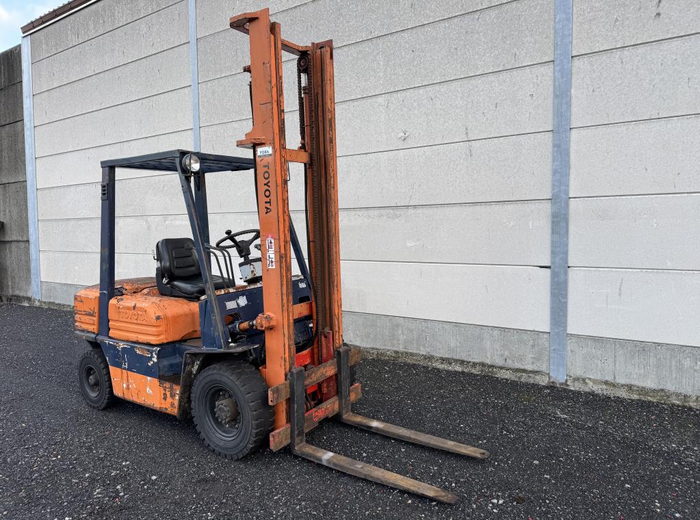 Toyota 02-5FD25 diesel heftruck met 2.5 ton hefvermogen en duplex mast van 4.5 meter: #Toyota02FD25 - #ToyotaHeftruck - #DieselHeftruck - #2TonHeftruck - #DuplexMast - #HeftruckTeKoop - #HeftruckVerhuur - #TweedehandsMaterieel - #GereviseerdeHeftruck - #BetrouwbareMachines- #IndustrieelMaterieel #UniekeKans #SterkEnBetrouwbaar FORX BEST HEFTRUCKDEALER TRANSPORT HEFTRUCK CHARIOT A VENDRE FORKLIFT FOR SALE