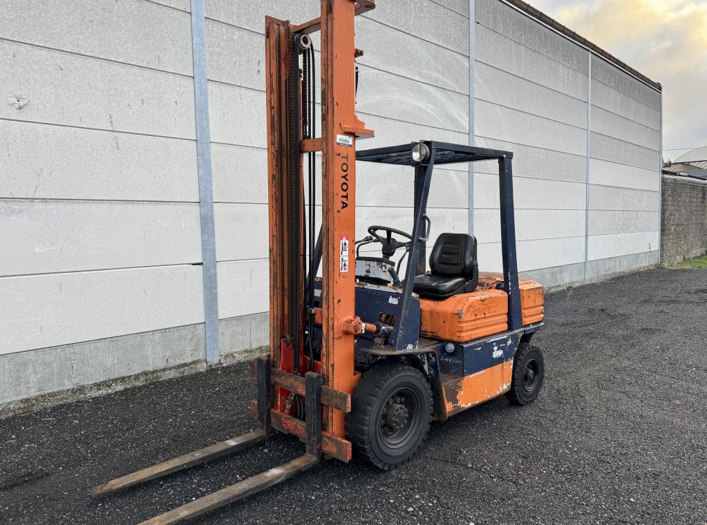 Toyota 02-5FD25 diesel heftruck met 2.5 ton hefvermogen en duplex mast van 4.5 meter: #Toyota02FD25 - #ToyotaHeftruck - #DieselHeftruck - #2TonHeftruck - #DuplexMast - #HeftruckTeKoop - #HeftruckVerhuur - #TweedehandsMaterieel - #GereviseerdeHeftruck - #BetrouwbareMachines- #IndustrieelMaterieel #UniekeKans #SterkEnBetrouwbaar FORX BEST HEFTRUCKDEALER TRANSPORT HEFTRUCK CHARIOT A VENDRE FORKLIFT FOR SALE