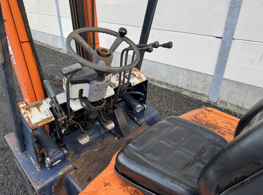 Toyota 02-5FD25 diesel heftruck met 2.5 ton hefvermogen en duplex mast van 4.5 meter: #Toyota02FD25 - #ToyotaHeftruck - #DieselHeftruck - #2TonHeftruck - #DuplexMast - #HeftruckTeKoop - #HeftruckVerhuur - #TweedehandsMaterieel - #GereviseerdeHeftruck - #BetrouwbareMachines- #IndustrieelMaterieel #UniekeKans #SterkEnBetrouwbaar FORX BEST HEFTRUCKDEALER TRANSPORT HEFTRUCK CHARIOT A VENDRE FORKLIFT FOR SALE