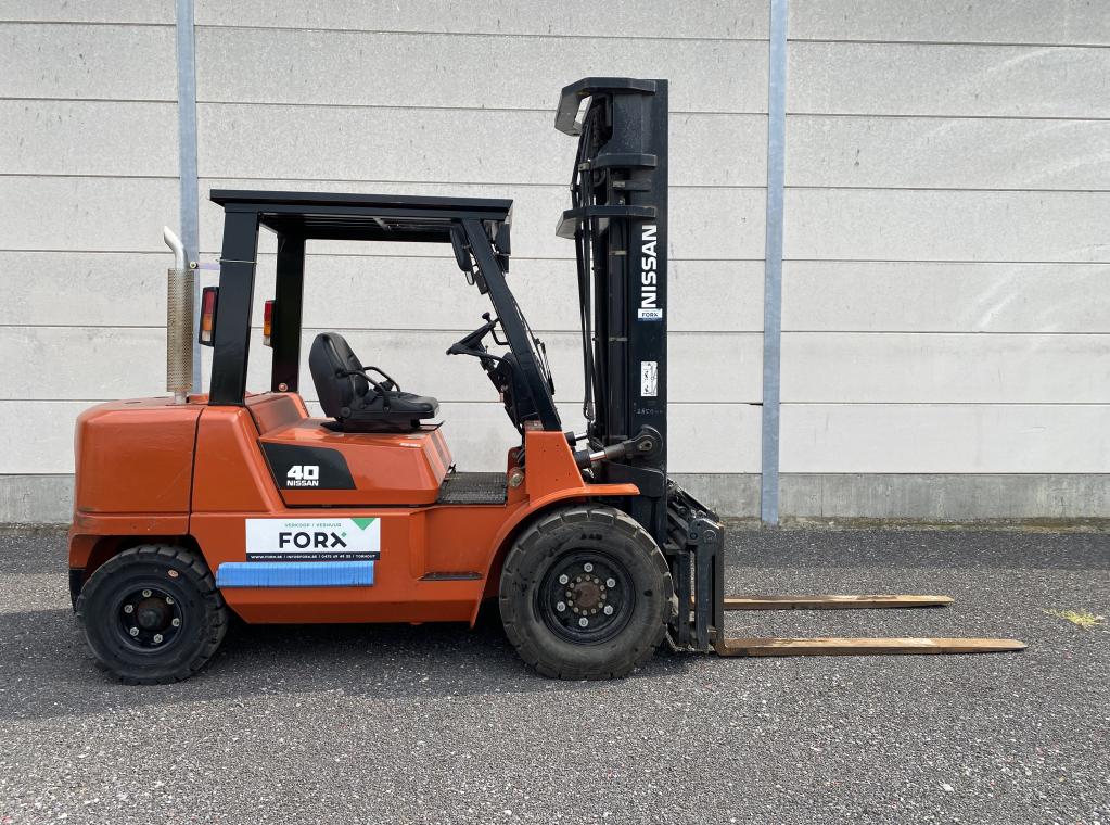 Nissan 4.5Ton 4500 kg hefvermogen F04D40Q2 FD40 DP40 TRIPLEXMAST 6M 6000 mm TE KOOP VERKOOP TE HUUR VERHUUR FORX DEKONINCK PIET HEFTRUCK TE KOOP HEFTRUCK TE HUUR TORHOUT 4 TON DIESEL 6 cylinder FORX  PIET DEKONINCK                                          dumarent devako cebeko forx