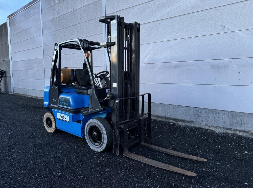 NISSAN HEFTRUCK 2.5T 2500 KG TRIPLEX 5500 mm 5.5M TRANSPORT HEFTRUCK VERKOOP HEFTRUCK VERHUUR HEFTRUCK CHARIOT A VENDRE FORKLIFT FOR SALE NISSAN 5.5M TRIPLEX FORX THE BEST FORX THE BEST