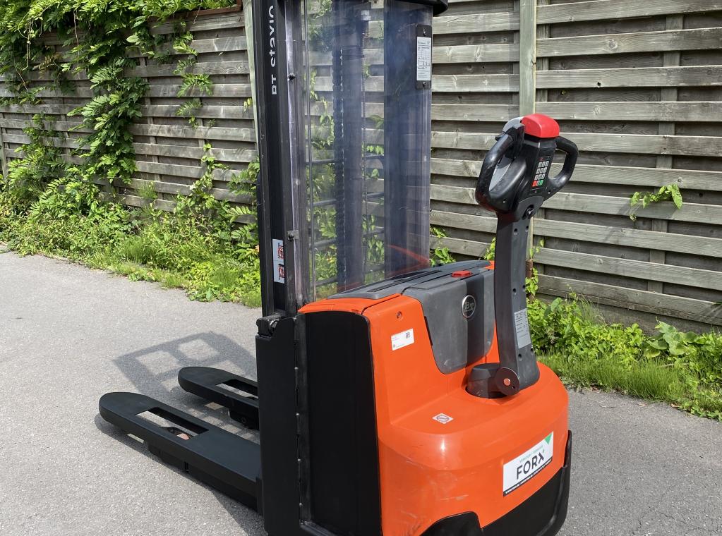 TRANSPORT HEFTRUCK BT TOYOTA BT STAXIO SWE100 ELEKTRISCHE STAPELAAR 1000 KG 3 METER ERGONOMIE BT FORX MITSUBISHI CATERPILLAR BT SWE100 SWE120 SPE120 STACKER FORX TE KOOP TE HUUR VERKOOP VERHUUR HEFTRUCKS STAPELAAR STACKER INTERN TRANSPORT 