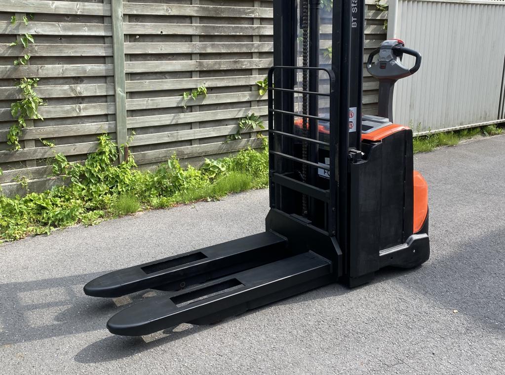 TRANSPORT HEFTRUCK BT TOYOTA BT STAXIO SWE100 ELEKTRISCHE STAPELAAR 1000 KG 3 METER ERGONOMIE BT FORX MITSUBISHI CATERPILLAR BT SWE100 SWE120 SPE120 STACKER FORX TE KOOP TE HUUR VERKOOP VERHUUR HEFTRUCKS STAPELAAR STACKER INTERN TRANSPORT 