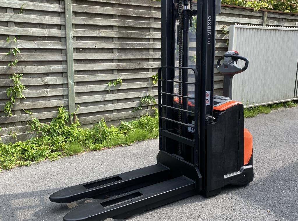 TRANSPORT HEFTRUCK BT TOYOTA BT STAXIO SWE100 ELEKTRISCHE STAPELAAR 1000 KG 3 METER ERGONOMIE BT FORX MITSUBISHI CATERPILLAR BT SWE100 SWE120 SPE120 STACKER FORX TE KOOP TE HUUR VERKOOP VERHUUR HEFTRUCKS STAPELAAR STACKER INTERN TRANSPORT 