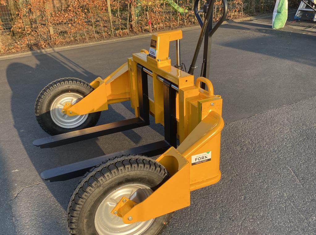 ALLE TERREIN TRANSPALET ALL TERRAIN PALLETTRUCK TRANSPALET VOOR ALLE TERREIN TE KOOP MANUEEL GROTE BANDEN VLOT RIJDEN OP ONEFFEN GROND 1200 KG HEFVERMOGEN 250 mm HEFHOOGTE TE KOOP HEFTRUCK TRANSPALLET PALLETTRUCK VERKOOP FORX DEKONINCK PIET FORX HEFTRUCKS MITSUBISHI CATERPILLAR UNICARRIERS NISSAN FORX TE KOOP                                                                 devako cebeko