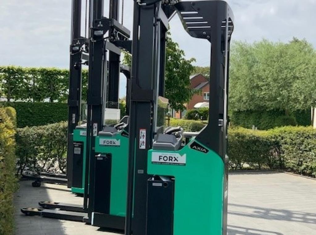 Mitsubishi SBR16N2 instaande stapelaar elektrische stapelaar transpallet reachtruck FORX Transport heftrucks FORX verkoop heftruck forklift sale chariot a vendre FORX Transport heftruck Forklift  Dit maakt hem bijzonder geschikt voor snel transport over middellange en lange afstanden waar hoge doorvoersnelheden vereist zijn. Dankzij de initiële heffing is het voertuig ook geschikt voor het laden en lossen van vrachtwagens