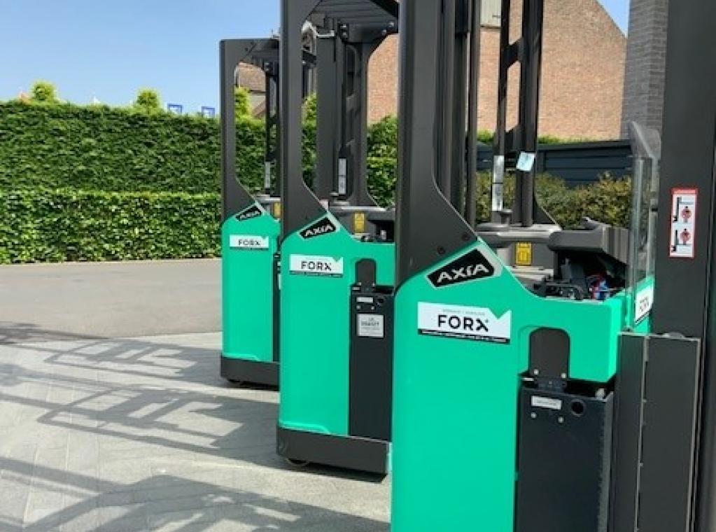 Mitsubishi SBR16N2 instaande stapelaar elektrische stapelaar transpallet reachtruck FORX Transport heftrucks FORX verkoop heftruck forklift sale chariot a vendre FORX Transport heftruck Forklift  Dit maakt hem bijzonder geschikt voor snel transport over middellange en lange afstanden waar hoge doorvoersnelheden vereist zijn. Dankzij de initiële heffing is het voertuig ook geschikt voor het laden en lossen van vrachtwagens