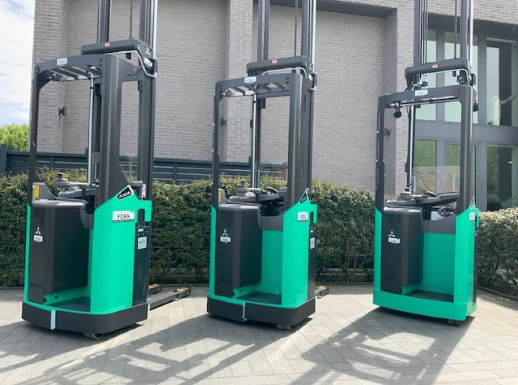 Mitsubishi SBR16N2 instaande stapelaar elektrische stapelaar transpallet reachtruck FORX Transport heftrucks FORX verkoop heftruck forklift sale chariot a vendre FORX Transport heftruck Forklift  Dit maakt hem bijzonder geschikt voor snel transport over middellange en lange afstanden waar hoge doorvoersnelheden vereist zijn. Dankzij de initiële heffing is het voertuig ook geschikt voor het laden en lossen van vrachtwagens