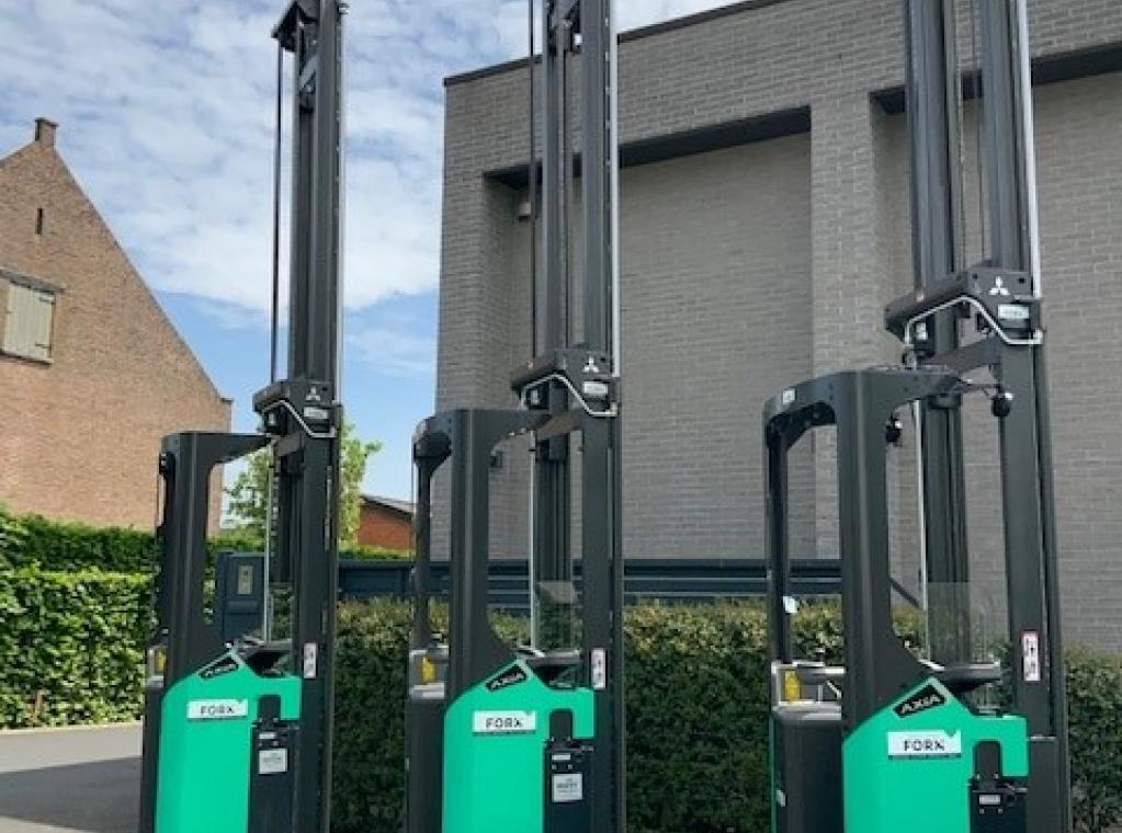 Mitsubishi SBR16N2 instaande stapelaar elektrische stapelaar transpallet reachtruck FORX Transport heftrucks FORX verkoop heftruck forklift sale chariot a vendre FORX Transport heftruck Forklift  Dit maakt hem bijzonder geschikt voor snel transport over middellange en lange afstanden waar hoge doorvoersnelheden vereist zijn. Dankzij de initiële heffing is het voertuig ook geschikt voor het laden en lossen van vrachtwagens