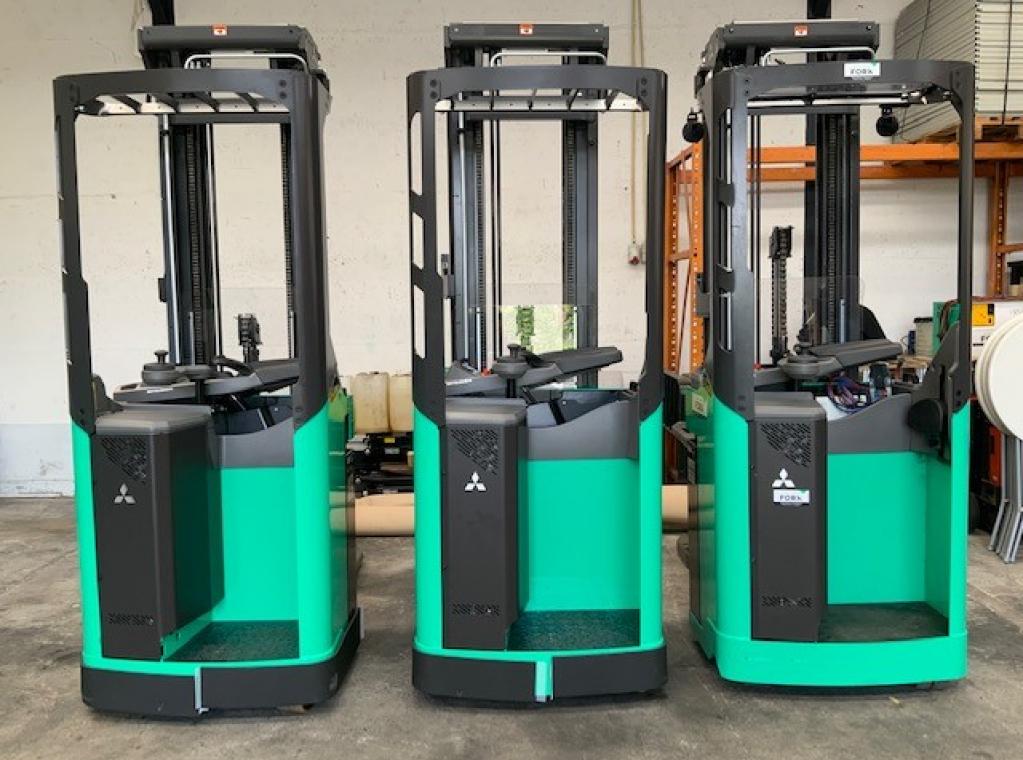 Mitsubishi SBR16N2 instaande stapelaar elektrische stapelaar transpallet reachtruck FORX Transport heftrucks FORX verkoop heftruck forklift sale chariot a vendre FORX Transport heftruck Forklift  Dit maakt hem bijzonder geschikt voor snel transport over middellange en lange afstanden waar hoge doorvoersnelheden vereist zijn. Dankzij de initiële heffing is het voertuig ook geschikt voor het laden en lossen van vrachtwagens