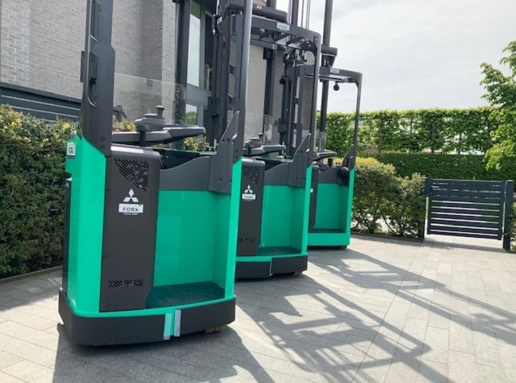 Mitsubishi SBR16N2 instaande stapelaar elektrische stapelaar transpallet reachtruck FORX Transport heftrucks FORX verkoop heftruck forklift sale chariot a vendre FORX Transport heftruck Forklift  Dit maakt hem bijzonder geschikt voor snel transport over middellange en lange afstanden waar hoge doorvoersnelheden vereist zijn. Dankzij de initiële heffing is het voertuig ook geschikt voor het laden en lossen van vrachtwagens