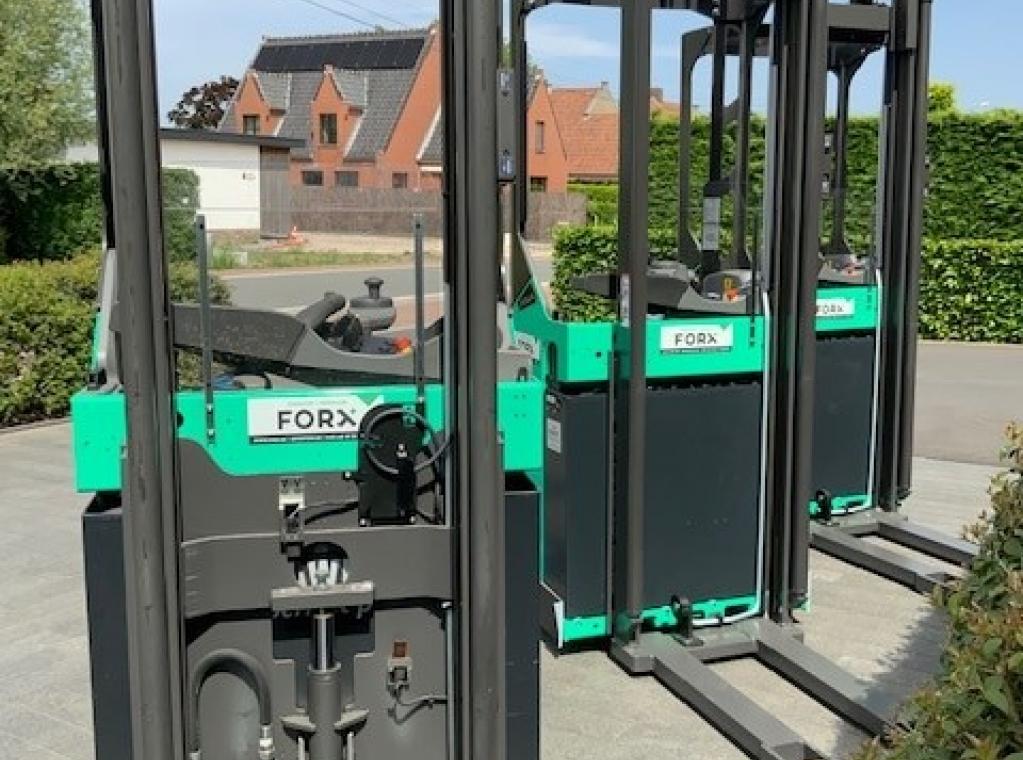 Mitsubishi SBR16N2 instaande stapelaar elektrische stapelaar transpallet reachtruck FORX Transport heftrucks FORX verkoop heftruck forklift sale chariot a vendre FORX Transport heftruck Forklift  Dit maakt hem bijzonder geschikt voor snel transport over middellange en lange afstanden waar hoge doorvoersnelheden vereist zijn. Dankzij de initiële heffing is het voertuig ook geschikt voor het laden en lossen van vrachtwagens