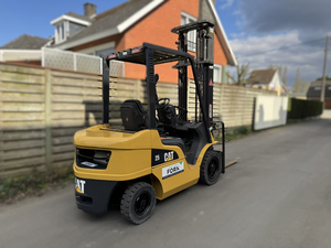 Caterpillar 2.5 ton diesel tripl 4.5M - Forx